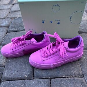 Off-White Fuchsia Low-Top Sneakers